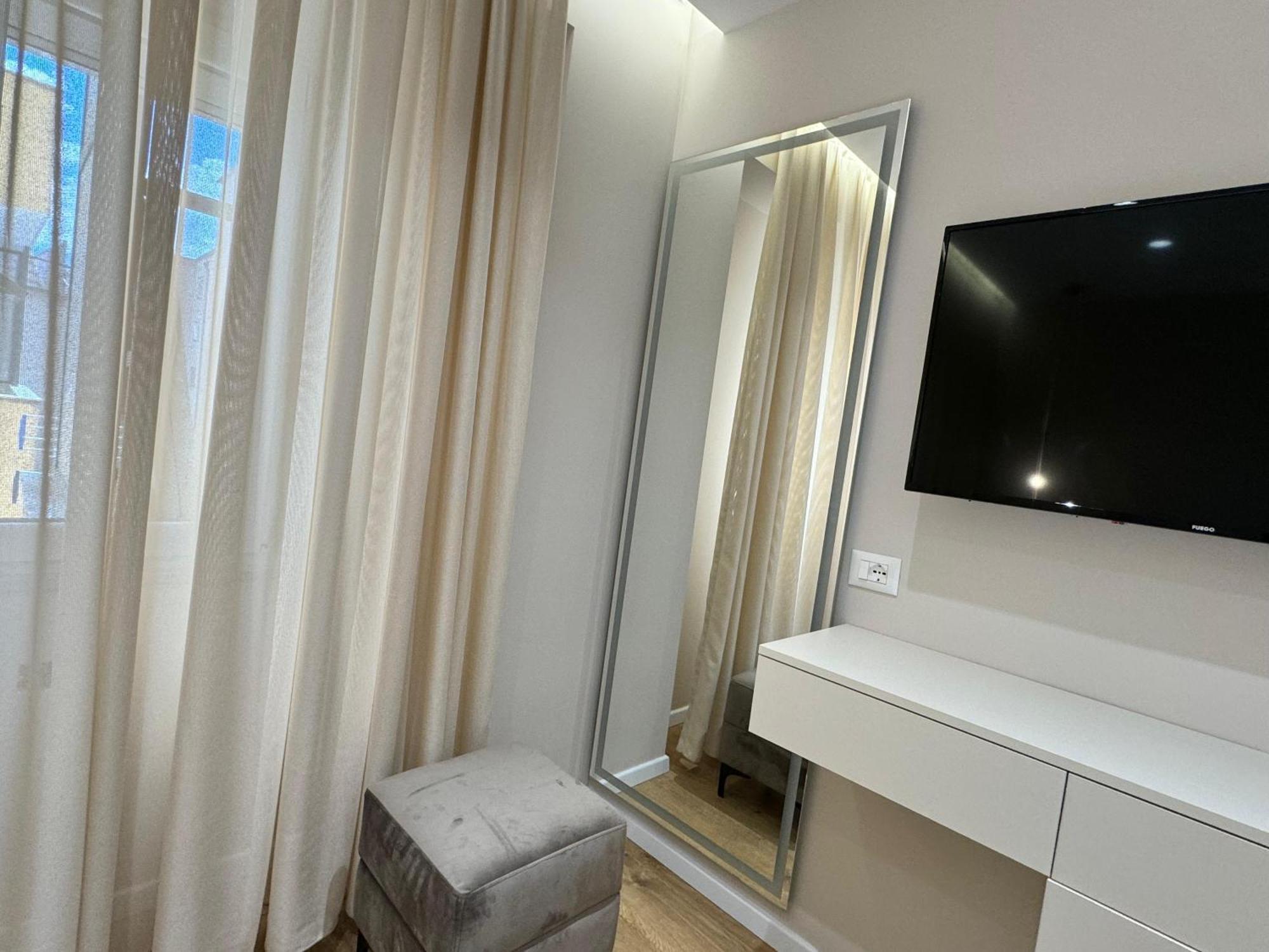 E&R Apartments At Myslym Shyri Tiranë Ngoại thất bức ảnh