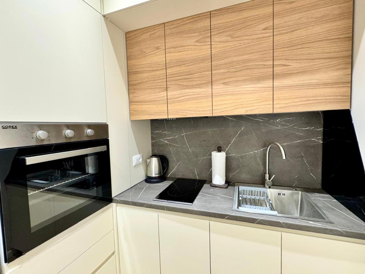E&R Apartments At Myslym Shyri Tiranë Ngoại thất bức ảnh