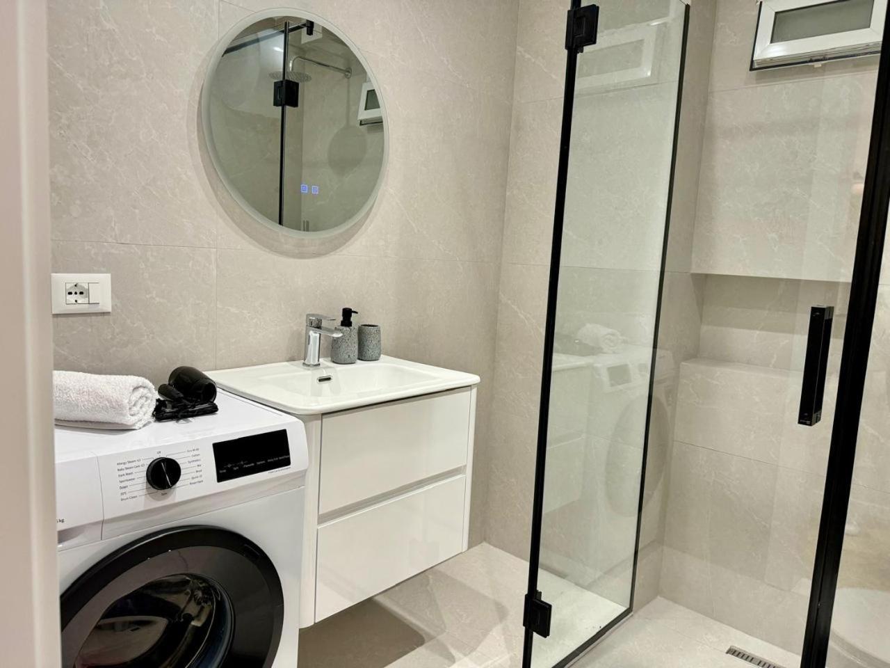 E&R Apartments At Myslym Shyri Tiranë Ngoại thất bức ảnh