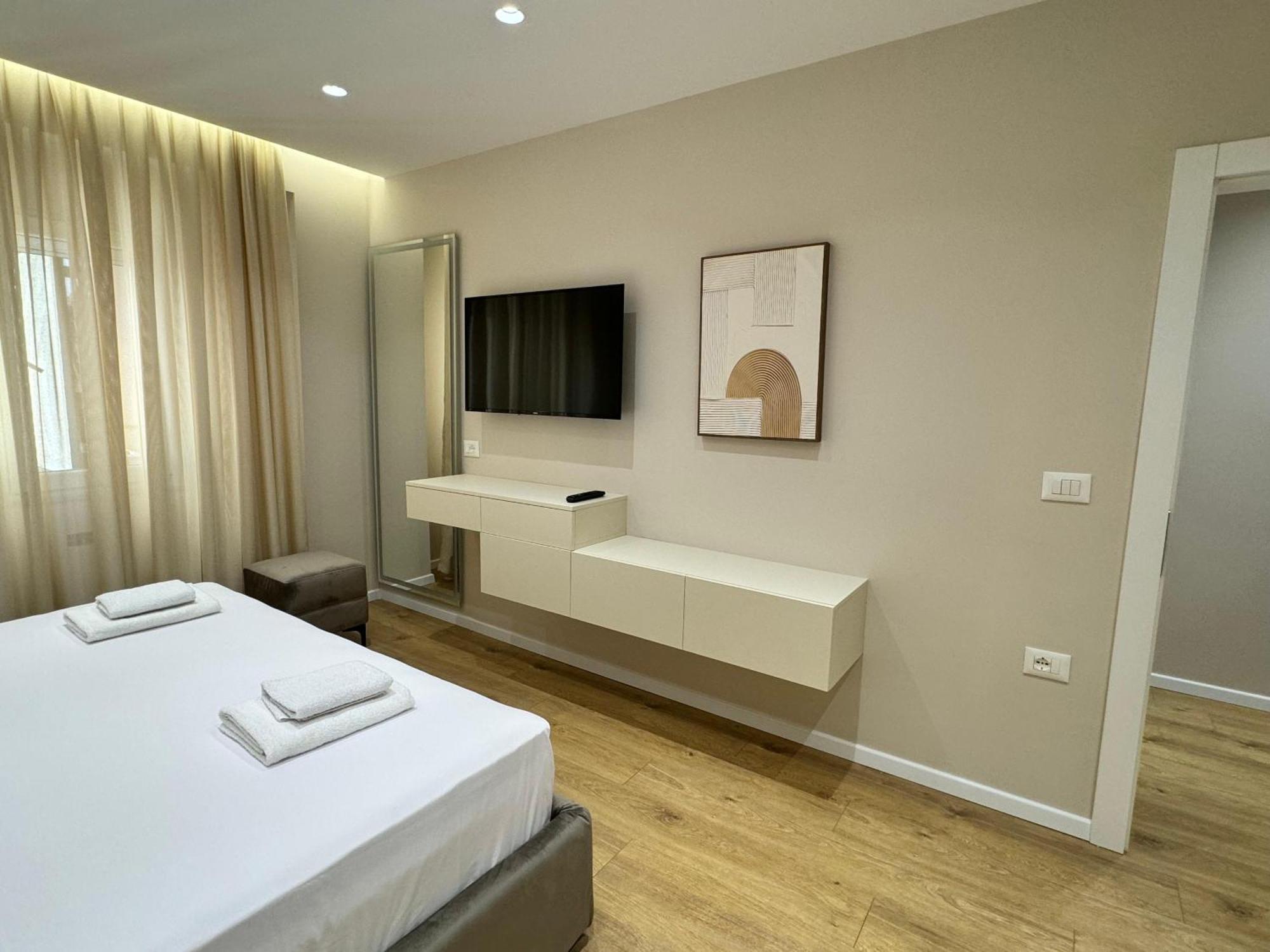 E&R Apartments At Myslym Shyri Tiranë Ngoại thất bức ảnh