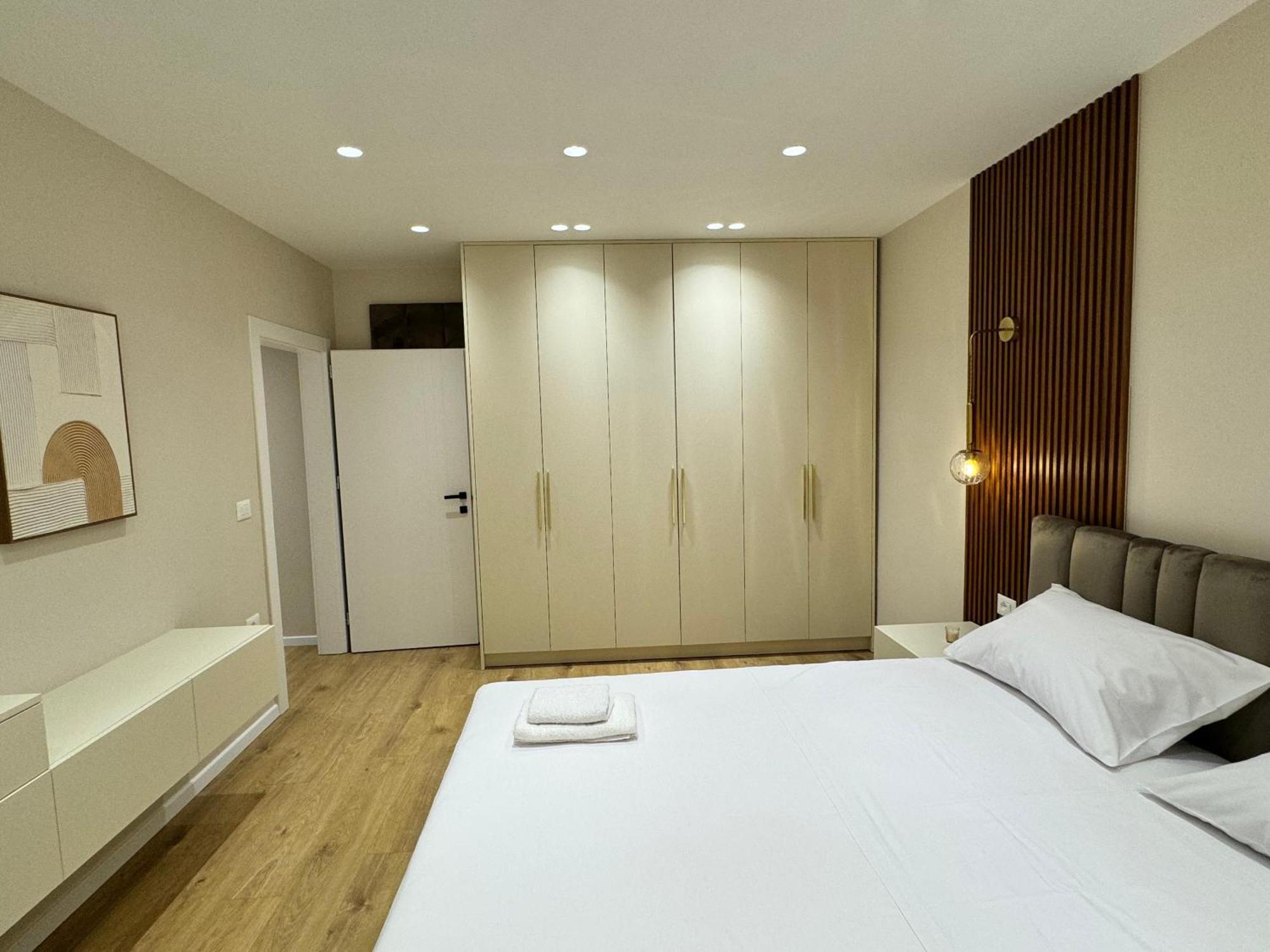 E&R Apartments At Myslym Shyri Tiranë Ngoại thất bức ảnh