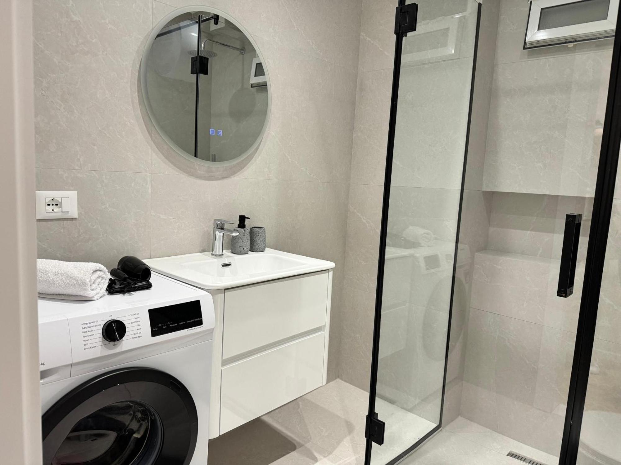 E&R Apartments At Myslym Shyri Tiranë Ngoại thất bức ảnh