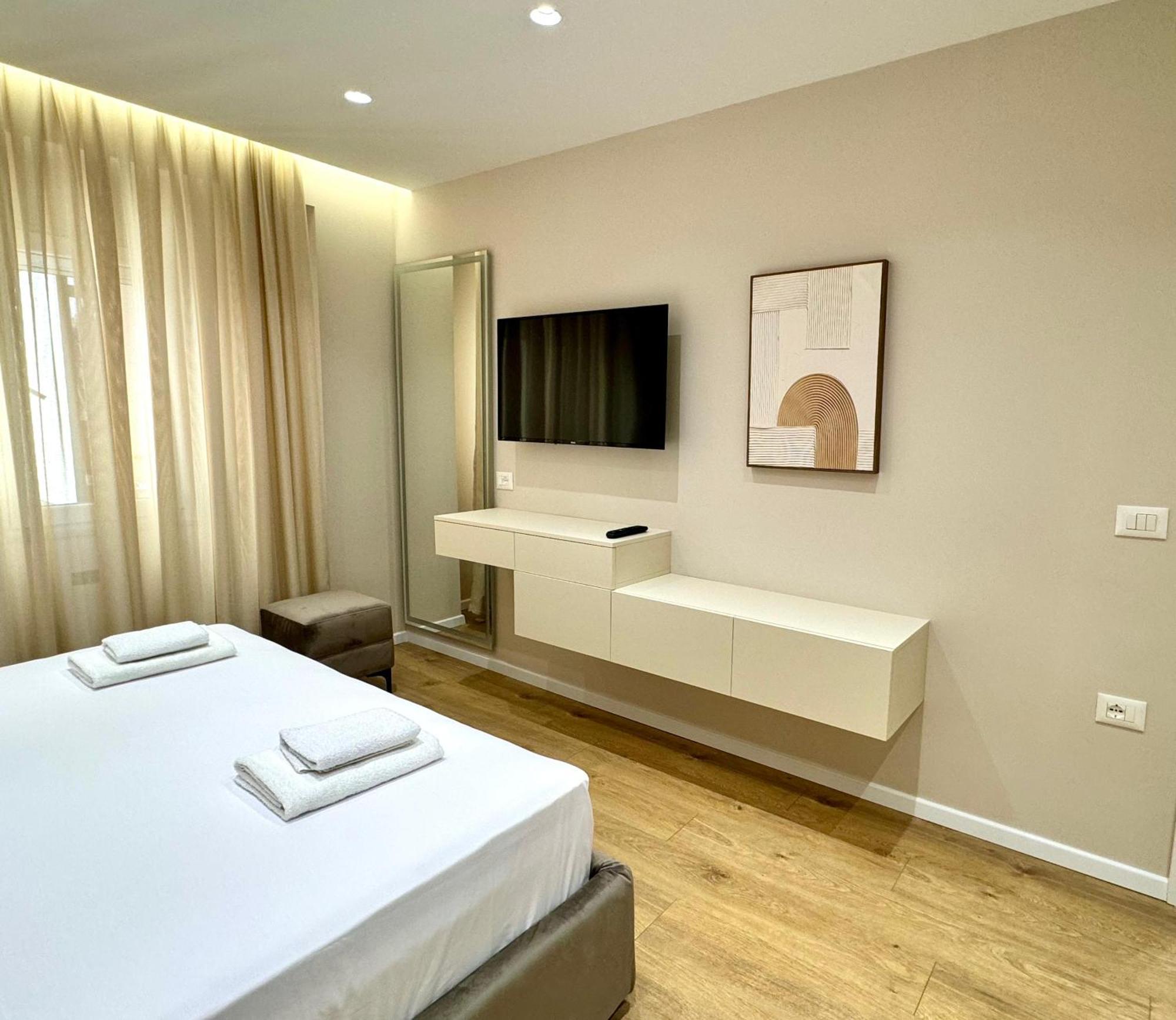 E&R Apartments At Myslym Shyri Tiranë Ngoại thất bức ảnh
